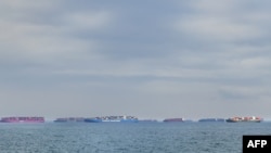 多艘集装箱船在美国洛杉矶港口外排队等候进入港口。（2021年10月6日）