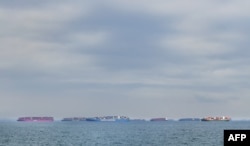 资料照：多艘集装箱船在美国洛杉矶港口外排队等候进入港口。（2021年10月6日）