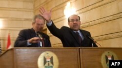 Le Premier ministre irakien Nuri al-Maliki, à gauche, tente de protéger le président américain George W. Bush contre un jet de chaussures du journaliste irakien Muntazer al-Zaidi lors d'une conférence de presse conjointe à Bagdad, le 14 septembre 2009