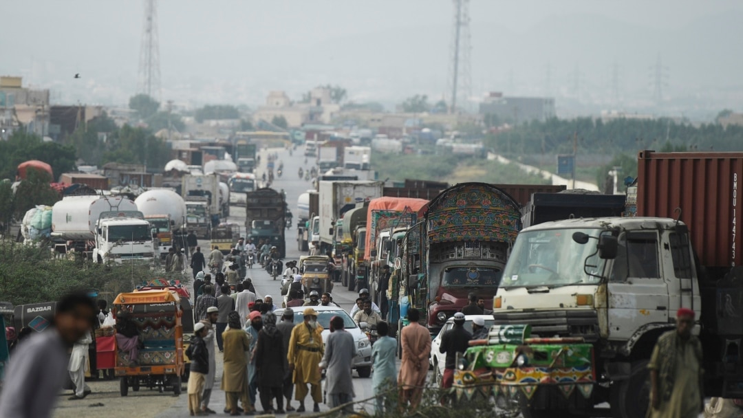 جمعیت علماء اسلام (ف) نے پلان بی کے تحت سڑکیں بند کرنے کا اعلان کر رکھا ہے۔