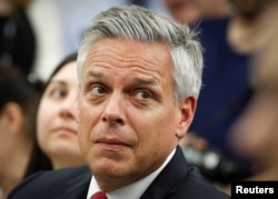 ທ່ານ ຈອນ ຮັນສ໌ແມນ (Jon Huntsman), ເອກອັກຄະລັດຖະທູດ ສະຫະລັດ ປະຈໍາຣັດເຊຍ, ຫລຽວເບິ່ງໃນຂະນະຢູ່ກອງປະຊຸມຖະແຫລງຂ່າວ ໂດຍທ່ານ ຈອນ ໂບລຕັນ (John Bolton) ຢູ່ມຢສກູ ໃນວັນທີ 27 ມິຖຸນາ, 2018