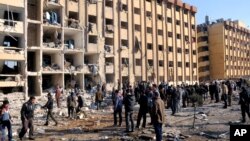 15일 시리아 알레포 대학의 폭탄 테러 현장.