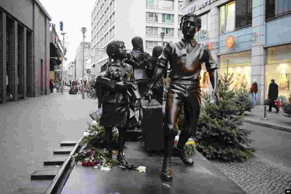 مجسمه دختر بی باک یا بی پروا در مقابل بورس وال استریت در نیویورک آمریکا. این مجسمه این روزها نماد شجاعت و مقاومت زنان جوان تلقی می شود.