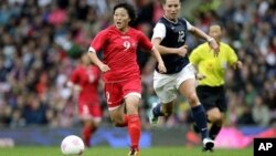 31일 영국 맨체스터에서 벌어진 올림픽 여자 축구 G조 미국과 북한의 경기에서, 북한 최미경 선수가 미국 로렌 체니 선수를 피해 드리블하고 있다. 미국이 1 대 0으로 승리했다.