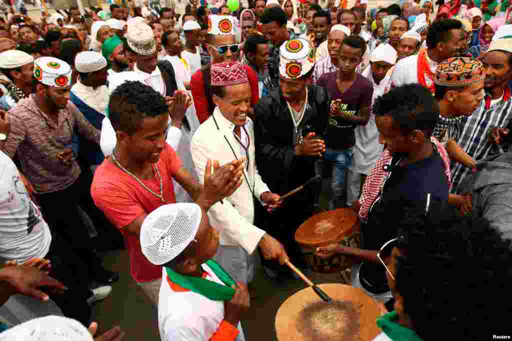 Des musulmans chantent après avoir participé à l'Eid al-Fitr pour célèbrer la fin du ramadan à Addis Ababa, Éthiopie, le 6 juillet 2016.
