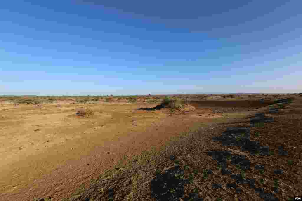 A water basin has dried up as a result of the drought in Mugie Conservancy, Laikipia, Kenya, March 17, 2017. (Jill Craig/VOA)