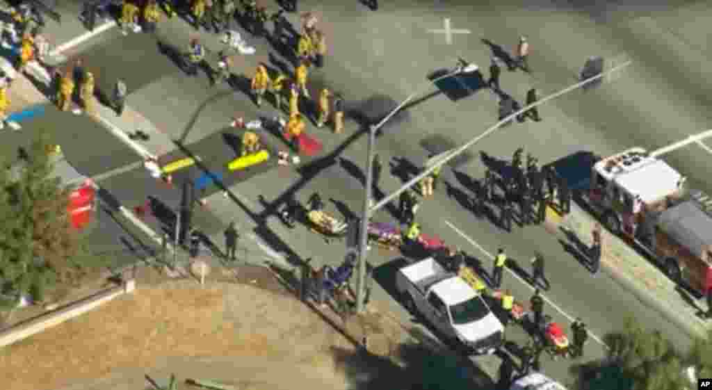 Para petugas berkumpul di pojok jalan tempat para korban dirawat di luar pusat layanan sosial tempat pihak berwenang mengatakan sejumlah orang ditembak, di San Bernardino, California (2/12).