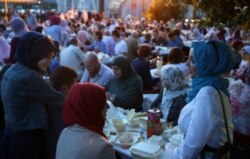 Suasana iftar (buka puasa) bersama pada bulan Ramadan di Bosnia (foto: dok).