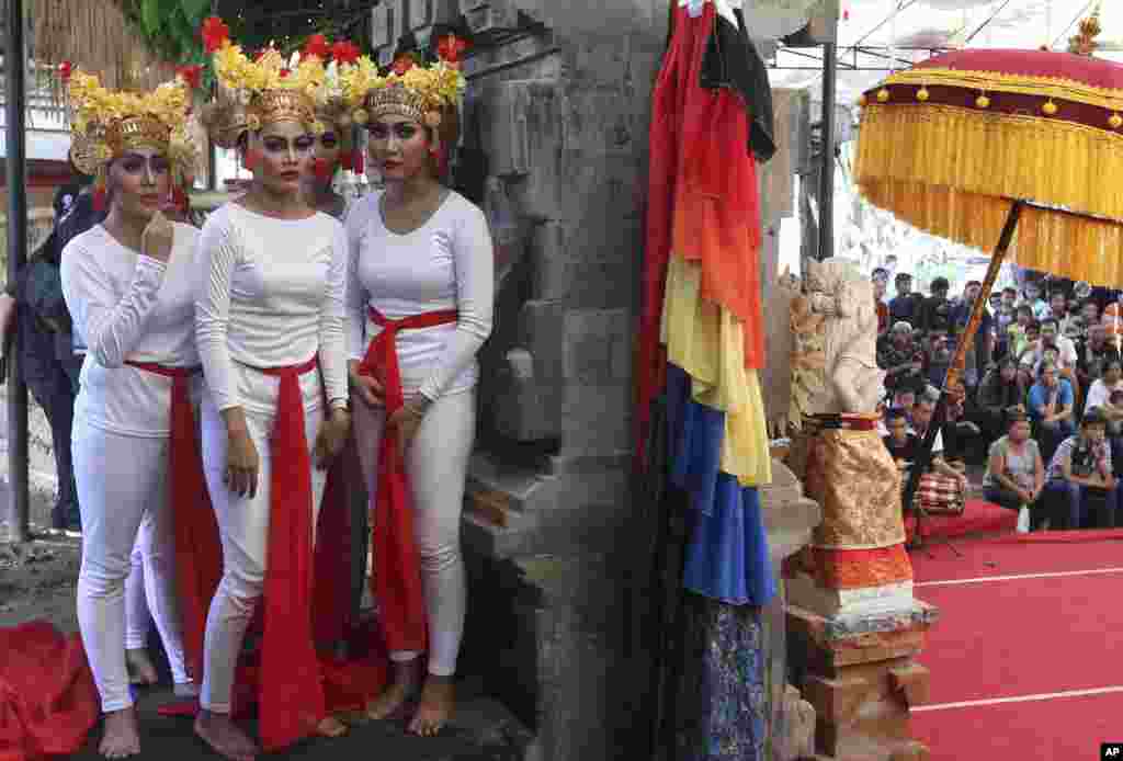 رقصندگان برای اجرای رقص در جشنواره هنر بالی آماده می شوند.