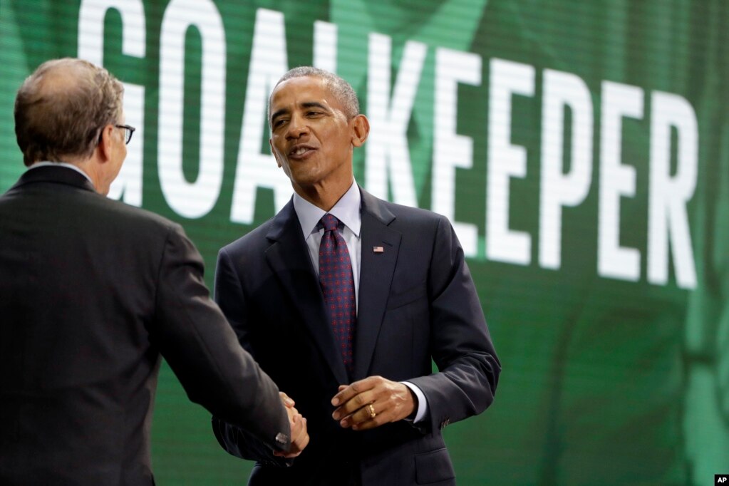 Barack Obama, à droite, serre la main de Bill Gates avant de prendre la parole lors de la conférence des gardiens de but (Goalkeepers), New York, 20 septembre 2017.