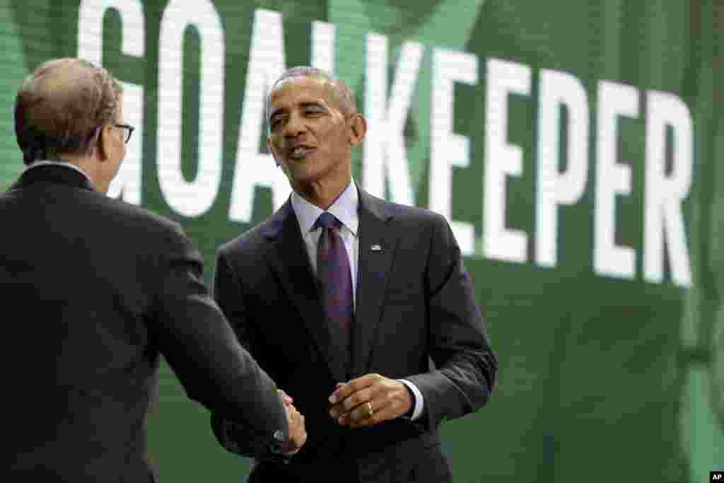 Barack Obama, à droite, serre la main de Bill Gates avant de prendre la parole lors de la conférence des gardiens de but (Goalkeepers), New York, 20 septembre 2017.