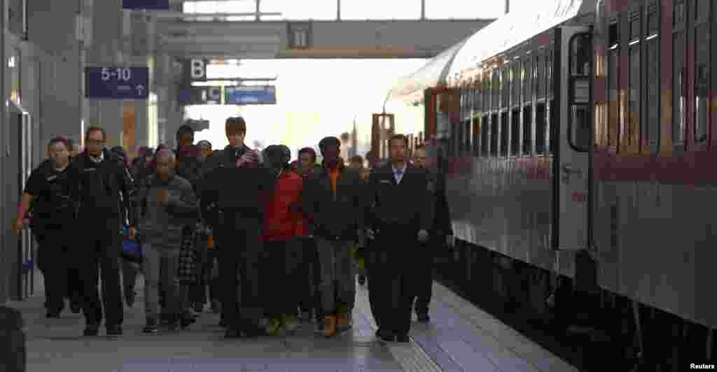 Migrants arrive at the main railway station in Munich, Germany, Sep. 13, 2015. Germany is expecting to take in around 800,000 refugees this year and Foreign Minister Frank-Walter Steinmeier said that the country expected to receive 40,000 migrants this weekend.