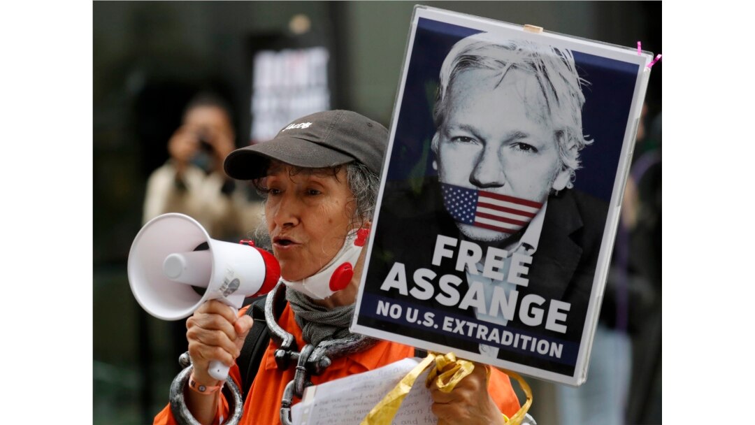 Pendukung Julian Assange dalam aksi protes di luar pengadilan kriminal di Old Bailey di London, Senin, 7 September 2020.