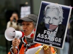 Pendukung Julian Assange dalam aksi protes di luar pengadilan kriminal di Old Bailey di London, Senin, 7 September 2020.