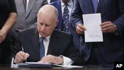Jerry Brown signe une loi pour que 100% de l'électricité californienne soit d'origine renouvelable en 2045, Sacramento, Californie, le 10 septembre 2018.