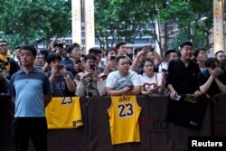等候在上海浦东丽思卡酒店外的中国NBA球迷。（2019年10月9日）