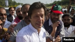 Imran Khan, bintang kriket Pakistan yang beralih menjadi politisi dan pimpinan Pakistan Tehreek-e-Insaf (PTI) berada di antara pendukungnya saat akan menggelar unjuk rasa damai menentang serangan pesawat tak berawak AS dari Islamabad ke Waziristan selatan (6/10). 