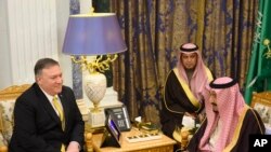 Monak Arabi Sawoudit la, Monwa Salman (adwat), ki t ap rankontre avèk Sekretè Deta Mike Pompeo nan Kou Wayal la nan Riyad, lendi 14 janvye 2019 la. 