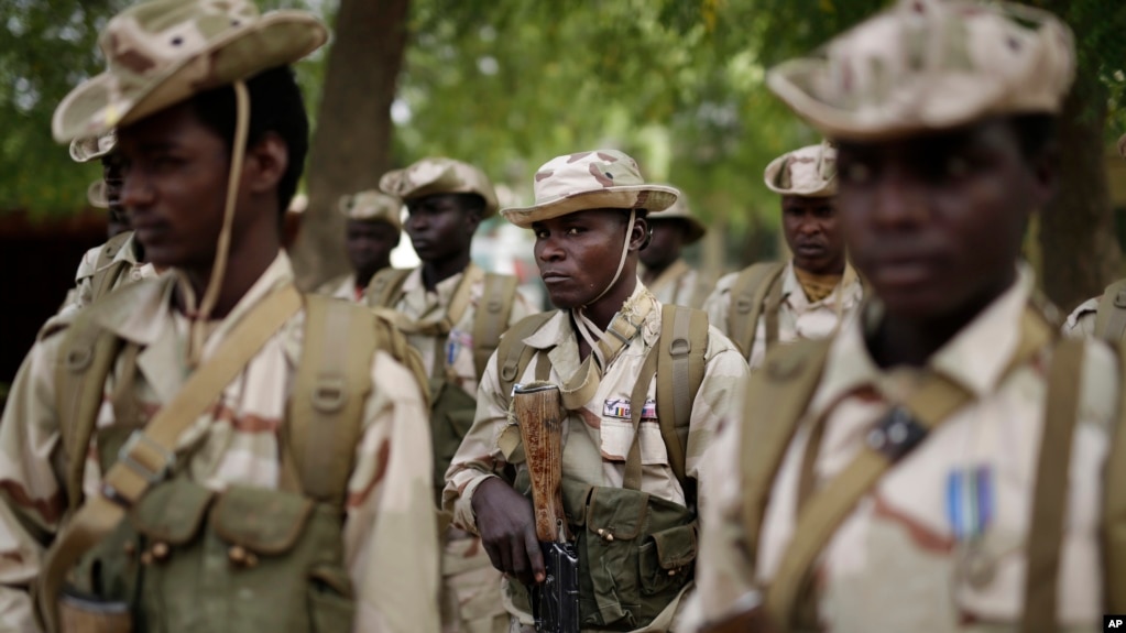 Les troupes chadiennes participent à la cérémonie de clôture de l'opération Flintlock dans une base de l'armée à N'Djamena, Chad, lundi 9 mars 2015, avec l'armée américaine et ses partenaires occidentaux. (Photo AP / Jérôme)