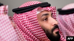 Putra Mahkota Arab Saudi Mohammad Bin Salman menunggu pertemuan dengan Menteri Pertahanan AS James Mattis di Pentagon 22 Maret 2018 di Washington DC. (Foto: AFP/Brendan Smialowski)