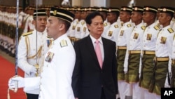 Thủ tướng Nguyễn Tấn Dũng duyệt đội danh dự trong lễ đón tiếp ở Malaysia hôm 7/8.