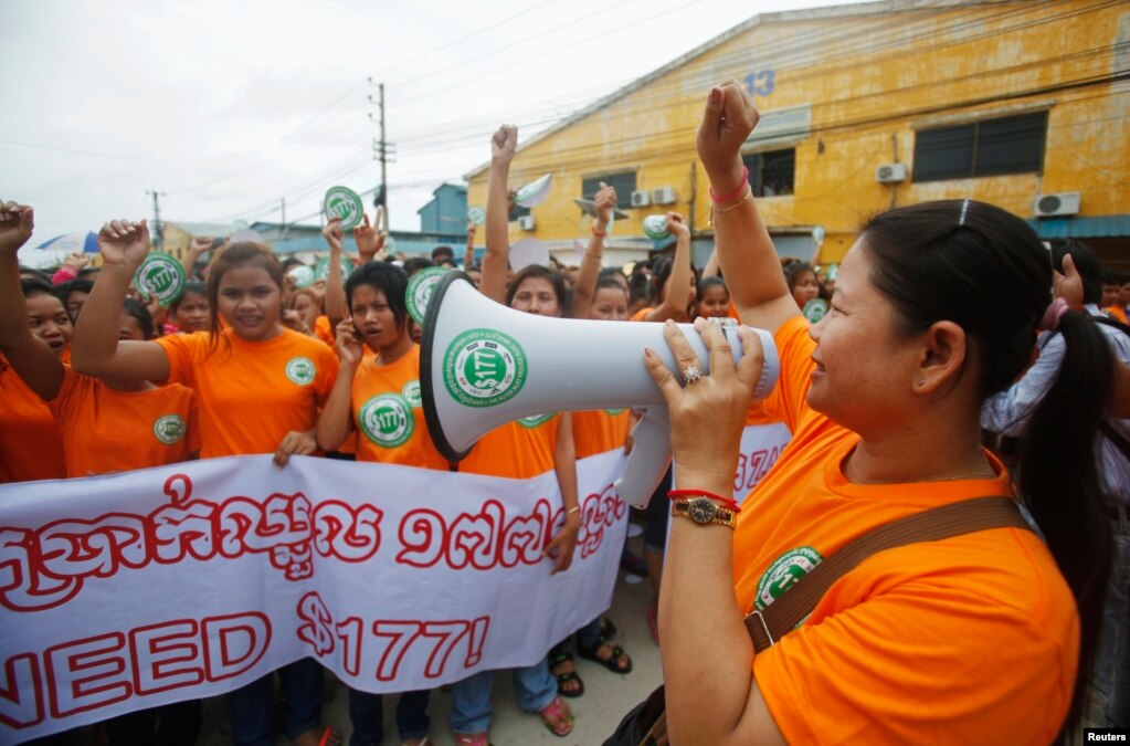រូបឯកសារ៖ ក្រុមកម្មកររោងចក្រកាត់ដេរសម្លៀកបំពាក់ស្រែកពាក្យសស្លោកកនិងកាន់បដានៅក្នុងការចាប់ផ្តើមដំបូងនៃយុទ្ធនាការដំឡើងប្រាក់ឈ្នួលដល់ក្រុមកម្មករឲ្យបានដល់១៧៧ដុល្លារក្នុងមួយខែ កាលពីថ្ងៃពុធ ទី១៧ ខែកញ្ញា ឆ្នាំ២០១៤។ (Reuters)