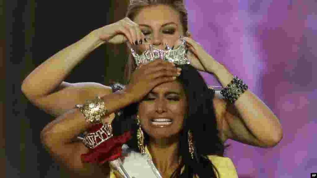 Miss New York Nina Davuluri is crowned as Miss America 2014 by Miss America 2013 Mallory Hagan in Atlantic City, N.J., Sept. 15, 2013.
