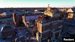 Estado en que quedó el Ayuntamiento de Mayfield, en Kentucky, EE. UU., después del paso de un tornado, el 10 de diciembre de 2021.