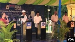 Candidates from four main political parties debate on its party agenda and answer questions from the audience in Wat Tamem Commune, Battambang province, Cambodia, Monday May 22, 2017. (Sok Khemara/VOA Khmer)