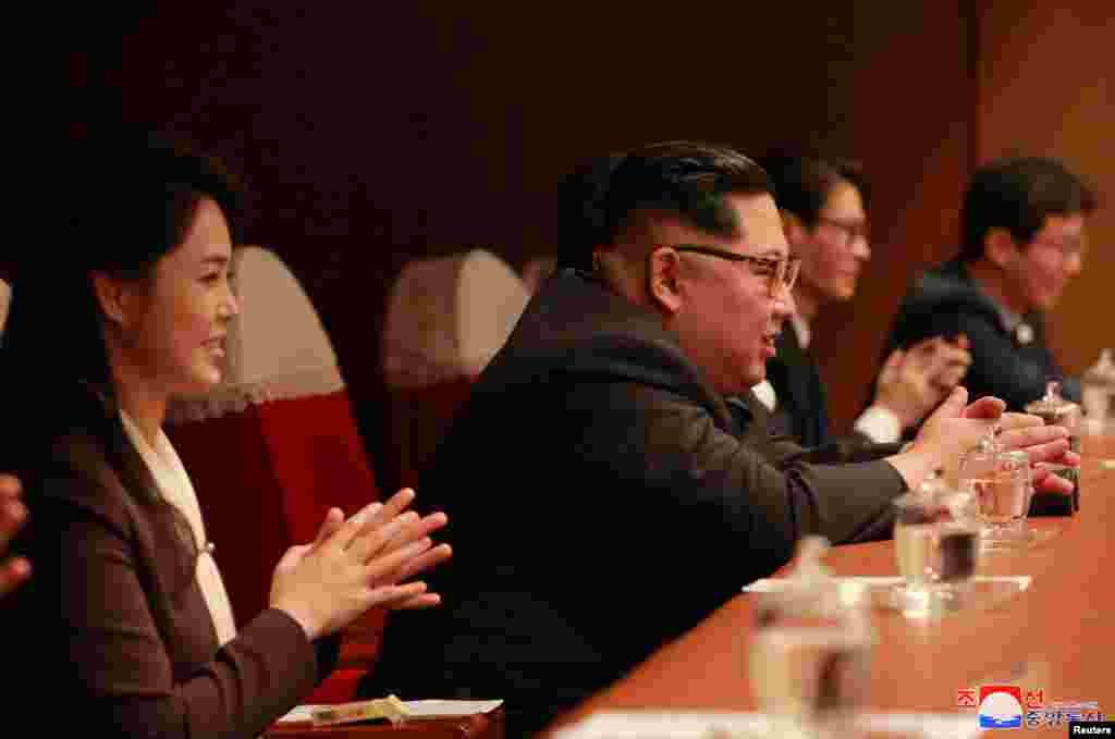 &nbsp;2018年4月1日，朝鲜领导人金正恩和夫人李雪主在东平壤大剧院观赏一个名为&ldquo;春天来临&rdquo;的音乐会。 （朝鲜中央通讯社照片）