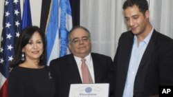 Η κ. Κανταρτζή με τον Μάνο Φλάρη, εκπρόσωπο Πολιτειακού Γερουσιαστή Μασαχουσέτης Στήβεν Παναγιωτάκου, και τον Γεν. Πρόξενο Κωνσταντίνο Ορφανίδη