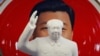 北京天安门附近一个纪念品商店里毛泽东的塑像摆在习近平纪念画盘的前面。（2018年3月1日）
