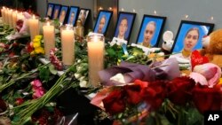 Cveće i sveće za žrtve pada ukrajinskog aviona, na aerodromu u Kijevu 