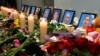 Hoa và nến đặt trước di ảnh của các thành viên phi hành đoàn chuyến bay 737-800 của Ukraine rơi bên ngoài thủ đô Tehran của Iran, ngày 11 tháng 1, 2020.