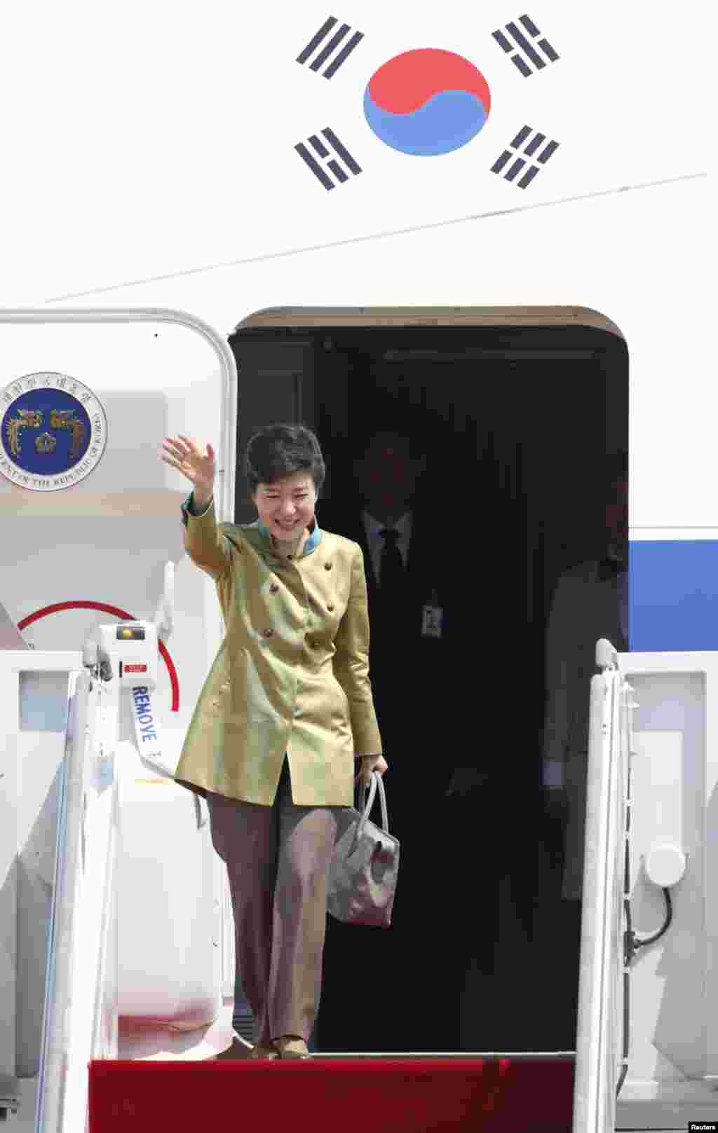 5일 미국 방문을 위해 전용기에 오르는 박근혜 한국 대통령.