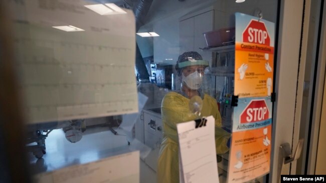 Medical official Morgan Flynn works inside a patient's room in the COVID-19 Intensive Care Unit at Dartmouth-Hitchcock Medical Center, in Lebanon, New Hampshire on January 3, 2022. (AP Photo/Steven Senne)