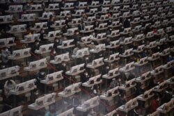 Negociadores con máscaras faciales en el piso de un centro comercial de subastas de flores luego de un brote del nuevo coronavirus en el país, en Kunming, provincia de Yunnan, China, 10 de febrero de 2020. cnsphoto vía REUTERS.