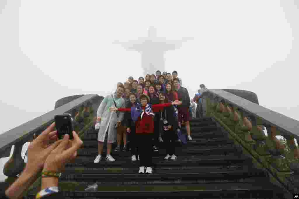 23일 세계청년대회 참석을 위해 브라질을 방문한 오스트리아 청년들이 예수상 앞에서 기념 사진을 촬영하고 있다.