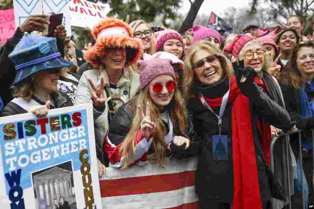 Ikon feminisme tahun 1970an, Gloria Steinem (tengah, kanan) menyapa para demonstran di barikade sebelum berbicara pada protes Women&#39;s March di Washington pada hari pertama Donald Trump menjabat sebagai presiden (21/1). (AP/John Minchillo)