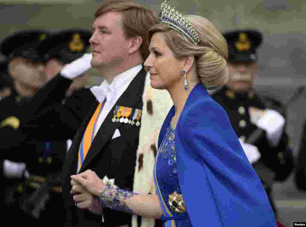Raja Belanda Willem-Alexander dan Ratu Maxima meninggalkan gereja Nieuwe Kerk seusai upacara penobatan di Amsterdam.