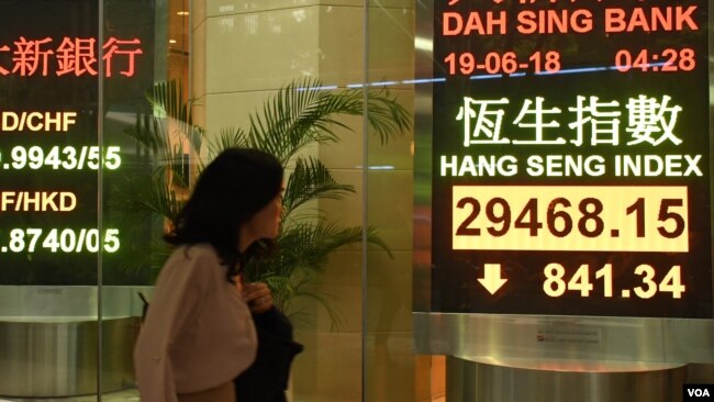 香港股市去年中受美中貿易戰影響一度大幅下跌。（美國之音湯惠芸）