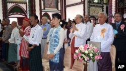 မြန်မာ့ဒီမိုကရေစီခေါင်းဆောင် ဒေါ်အောင်ဆန်းစုကြည် နှစ် ၁၀၀ ပြည့် စိန့်မေရီဘုရားကျောင်း ဝတ်ပြုဆုတောင်းပွဲကို တက်ရောက်စဉ်။