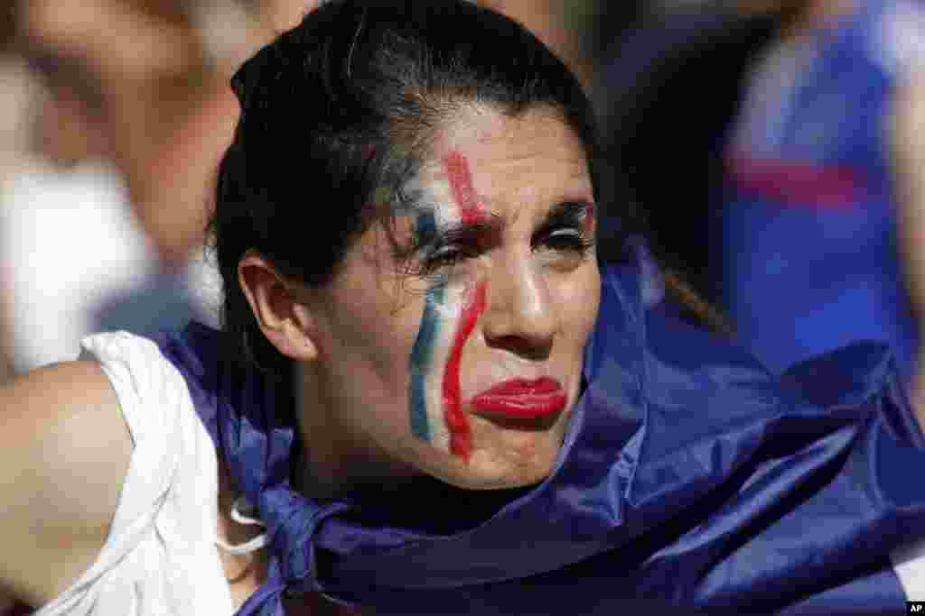 Une fan de la france durant le match finale de l'Euro 2016 entre le Portugal et la France, 10 juillet 2016.