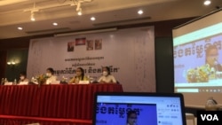 សន្និសីទ​សារព័ត៌មាន​ស្តីពី «កម្មការិនី កម្មករ និងតម្លៃទឹក» ធ្វើ​ឡើង​ក្នុងសណ្ឋាគារ Himawari ក្នុងរាជធានីភ្នំពេញ កាលពីថ្ងៃទី១ ខែតុលា ឆ្នាំ២០២១។ (មាស មល្លិកា/វីអូអេ)