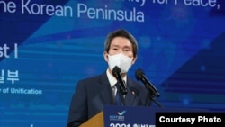 이인영 한국 통일부 장관이 서울에서 코로나 방역을 위해 마스크를 쓴 채 연설하고 있다. (자료사진)