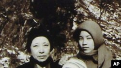 함경남도 요덕수용소에서 찍은 것으로 알려진 신숙자씨와 두 딸 혜원·규원 씨 (자료사진).