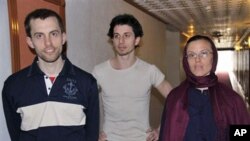 American hikers Shane Bauer, left, Josh Fattal, center, and Sarah Shourd stand prior to meeting with their mothers at the Esteghlal hotel in Tehran, 21 May 2010