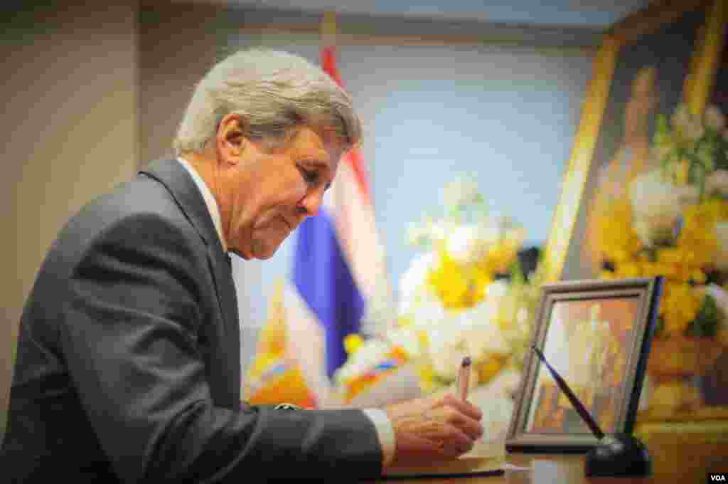 Secretary of State John Kerry signs the book of condolences for His Majesty King Bhumibol Adulyadej
