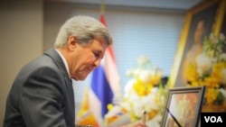 Secretary of State John Kerry signs the book of condolences for His Majesty King Bhumibol Adulyadej