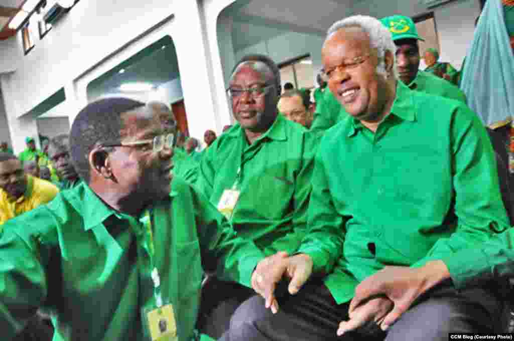 Bernard Memba akizungumza na Lowasa wakati wa mkutano wa chama cha CCM